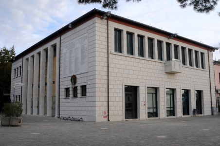 Campagna Nastro Rosa: Cesenatico aderisce ed illumina la Biblioteca comunale foto 