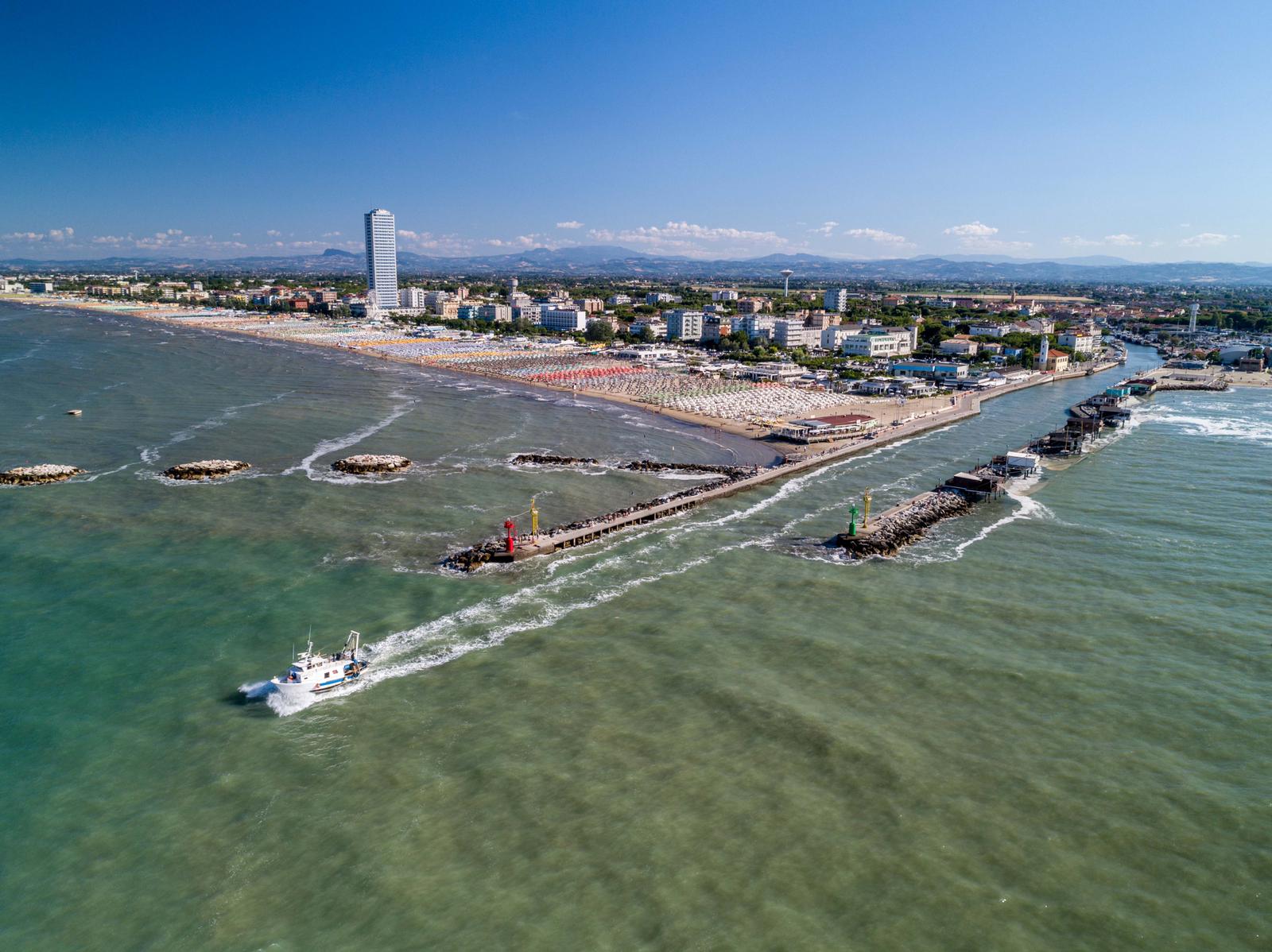 Firmata nuova ordinanza regionale, riapertura anticipata delle attività balneari foto 