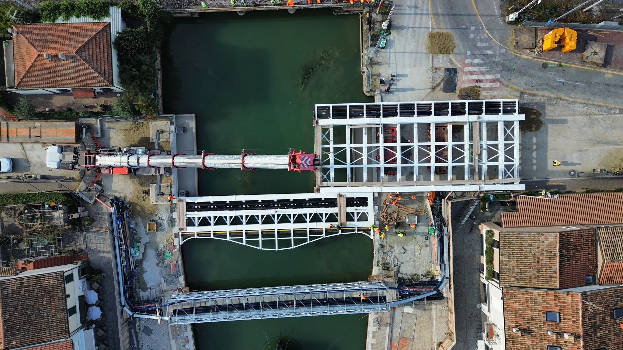 Lo spettacolare varo del Ponte del Gatto foto 